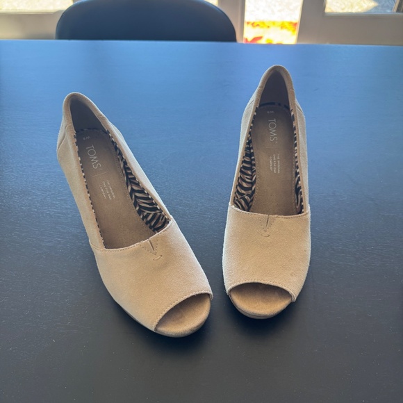 Tom's Suede wedge peephole toe beige shoes size 8 - Picture 6 of 6